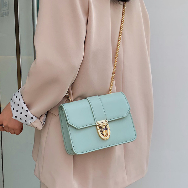 Μοντέρναγυναικεία έκο  δερμάτινη τσάντα σε πέντε χρώματα με μεταλλικό κούμπωμα και μακρά αλυσίδα