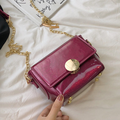 Стилна лачена дамска чанта в пет цвята с метални елементи и метална верижка