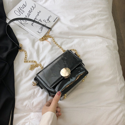 Stílusos lakkbőr kézitáska öt színben fém elemekkel és fém lánccal