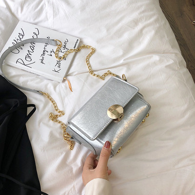 Stílusos lakkbőr kézitáska öt színben fém elemekkel és fém lánccal