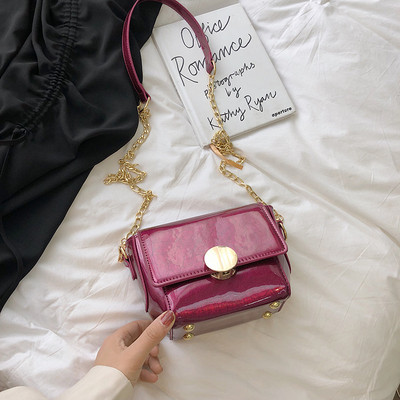 Stílusos lakkbőr kézitáska öt színben fém elemekkel és fém lánccal