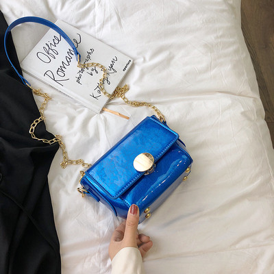 Stílusos lakkbőr kézitáska öt színben fém elemekkel és fém lánccal