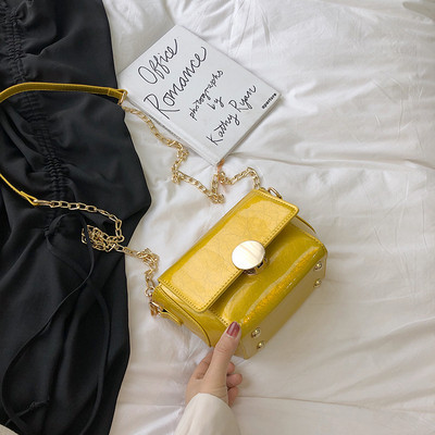 Stílusos lakkbőr kézitáska öt színben fém elemekkel és fém lánccal