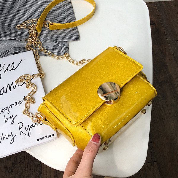 Stílusos lakkbőr kézitáska öt színben fém elemekkel és fém lánccal