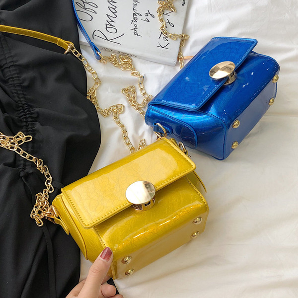 Stílusos lakkbőr kézitáska öt színben fém elemekkel és fém lánccal