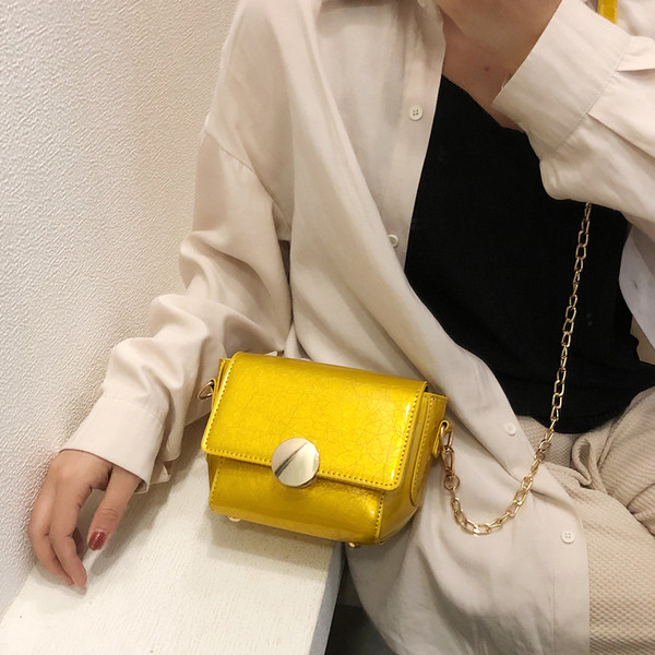 Stílusos lakkbőr kézitáska öt színben fém elemekkel és fém lánccal