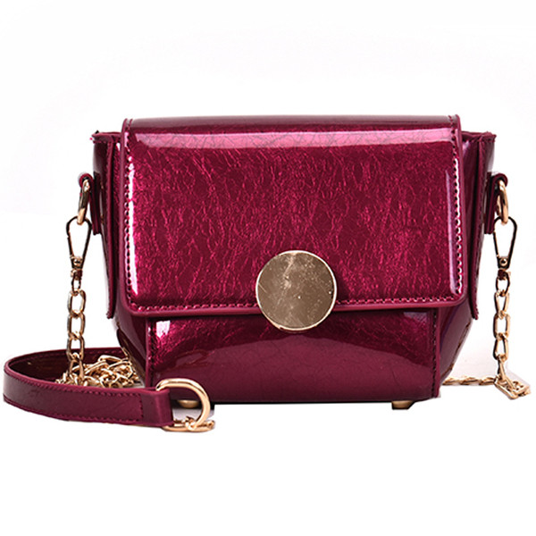 Stílusos lakkbőr kézitáska öt színben fém elemekkel és fém lánccal