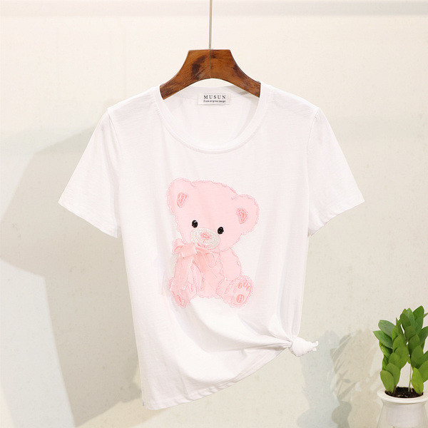 Rövid ujjú, rátéttel ellátott női póló gyöngydíszítéssel