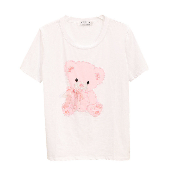 Rövid ujjú, rátéttel ellátott női póló gyöngydíszítéssel