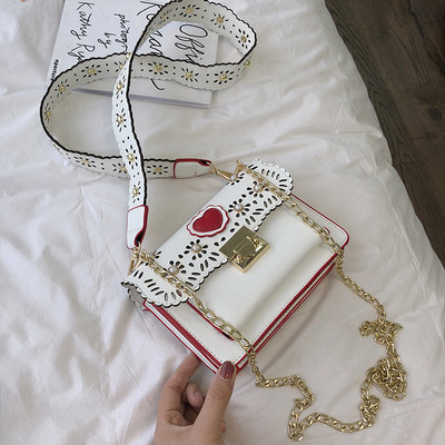 Μοντέρνα γυναικεία έκο  δερμάτινη τσάντα σε τέσσερα χρώματα με 3D διακόσμηση και μαργαριτάρια με μεταλλική στερέωση και μακρά αλ