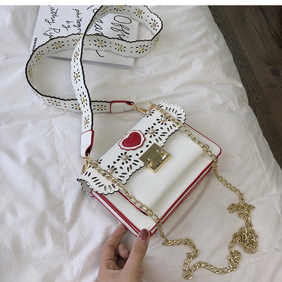 Модерна дамска чанта от еко кожа в четири цвята с 3D декорация и перли с метално закопчаване и дълга верижка