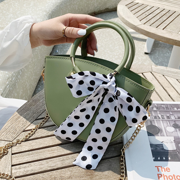 Μοντέρνα γυναικεία έκο δερμάτινη τσάντα σε τρία χρώματα με τρισδιάστατα στοιχεία και μικρή και μεγάλη λαβή