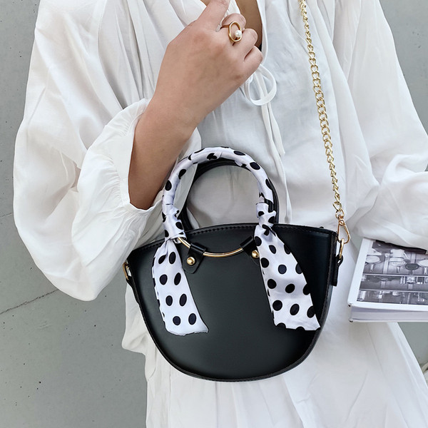 Μοντέρνα γυναικεία έκο δερμάτινη τσάντα σε τρία χρώματα με τρισδιάστατα στοιχεία και μικρή και μεγάλη λαβή