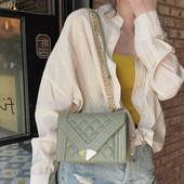 Geanta de dama moderna din piele ecologica in cinci culori cu elemente metalice si lant metalic lung