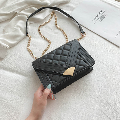 Geanta de dama moderna din piele ecologica in cinci culori cu elemente metalice si lant metalic lung