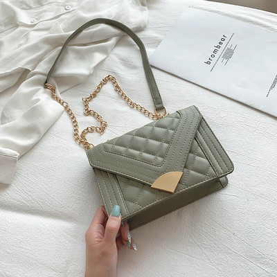 Geanta de dama moderna din piele ecologica in cinci culori cu elemente metalice si lant metalic lung