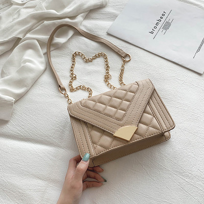 Geanta de dama moderna din piele ecologica in cinci culori cu elemente metalice si lant metalic lung