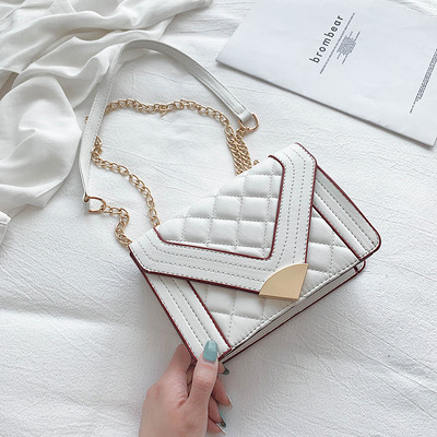 Geanta de dama moderna din piele ecologica in cinci culori cu elemente metalice si lant metalic lung