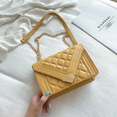 Geanta de dama moderna din piele ecologica in cinci culori cu elemente metalice si lant metalic lung