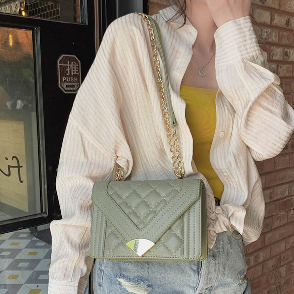 Geanta de dama moderna din piele ecologica in cinci culori cu elemente metalice si lant metalic lung