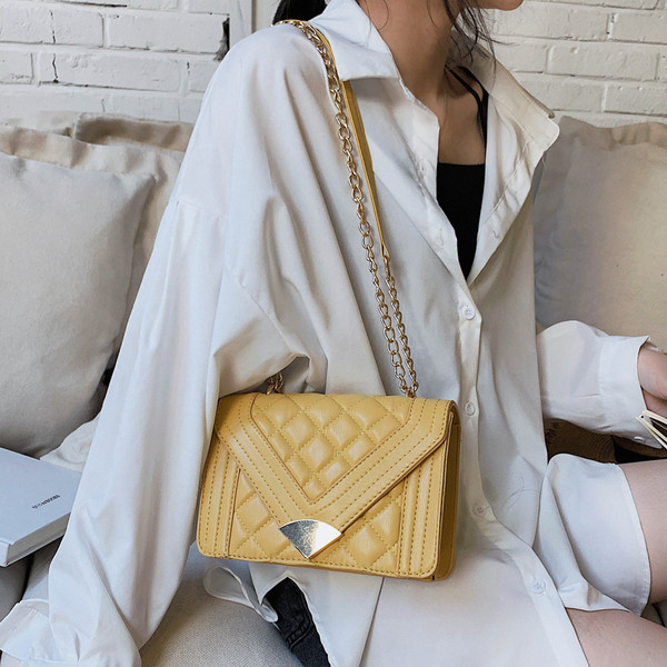 Geanta de dama moderna din piele ecologica in cinci culori cu elemente metalice si lant metalic lung