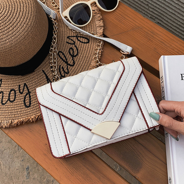 Geanta de dama moderna din piele ecologica in cinci culori cu elemente metalice si lant metalic lung