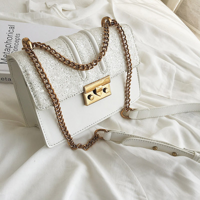 Μοντέρνα γυναικεία  τσάντα  από οικολογικό δέρμα με λαμπερά στοιχεία και μεταλλική στερέωση