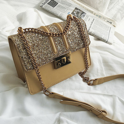 Μοντέρνα γυναικεία  τσάντα  από οικολογικό δέρμα με λαμπερά στοιχεία και μεταλλική στερέωση