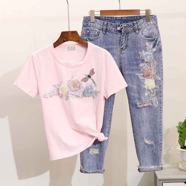 Дамски комплект включващ тениска и дънки и 3D-елемент 