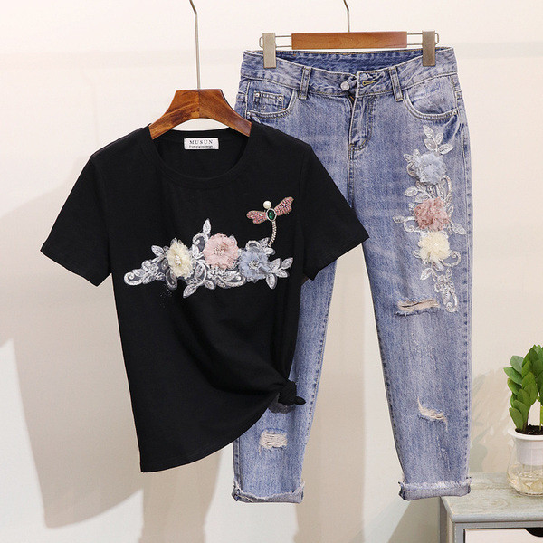 Дамски комплект включващ тениска и дънки и 3D-елемент 