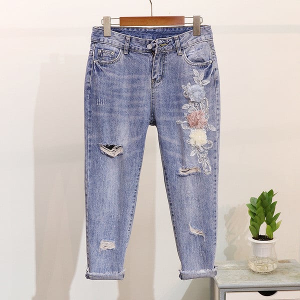 Дамски комплект включващ тениска и дънки и 3D-елемент 