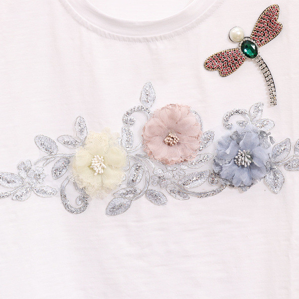 Дамски комплект включващ тениска и дънки и 3D-елемент 