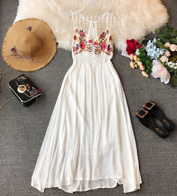 Καθημερινό γυναικείο φόρεμα  με λεπτές λουρίδες και κεντήματα σε διάφορα χρώματα