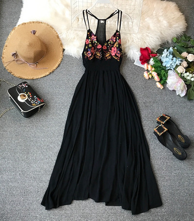 Καθημερινό γυναικείο φόρεμα  με λεπτές λουρίδες και κεντήματα σε διάφορα χρώματα