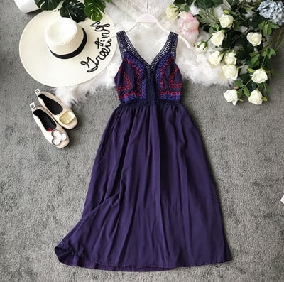 Hétköznapi női ruha V-nyakkal és több színben hímzéssel