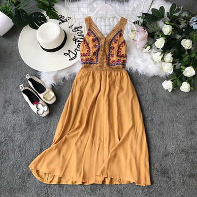 Hétköznapi női ruha V-nyakkal és több színben hímzéssel