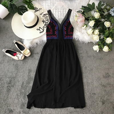 Hétköznapi női ruha V-nyakkal és több színben hímzéssel