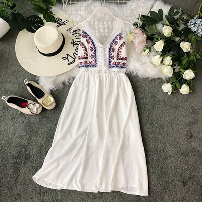 Hétköznapi női ruha V-nyakkal és több színben hímzéssel