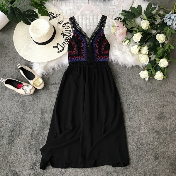 Hétköznapi női ruha V-nyakkal és több színben hímzéssel