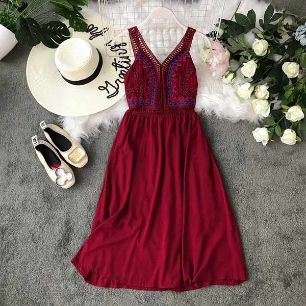 Hétköznapi női ruha V-nyakkal és több színben hímzéssel