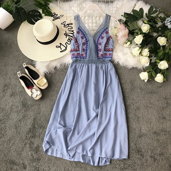 Hétköznapi női ruha V-nyakkal és több színben hímzéssel