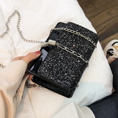 Stílusos kézitáska három színben fényes elemekkel és fémlánccal