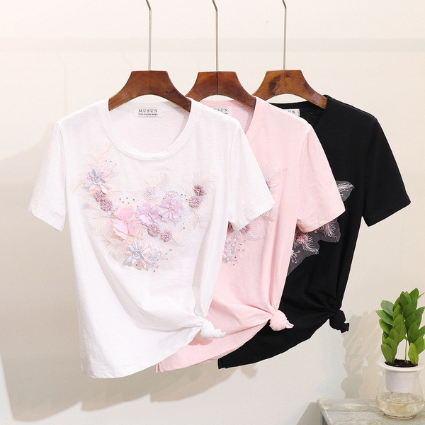 Γυναικεία μπλούζα με κέντημα και τρισδιάστατο στοιχείο