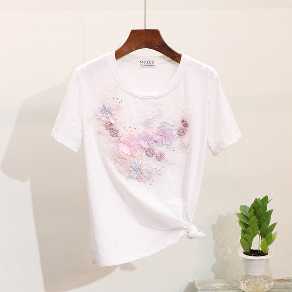 Γυναικεία μπλούζα με κέντημα και τρισδιάστατο στοιχείο