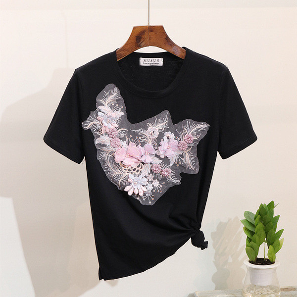 Γυναικεία μπλούζα με κέντημα και τρισδιάστατο στοιχείο