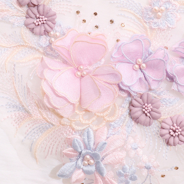 Γυναικεία μπλούζα με κέντημα και τρισδιάστατο στοιχείο