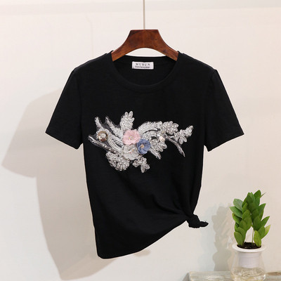 A rövid ujjú, gyöngy díszítésű női póló három színű