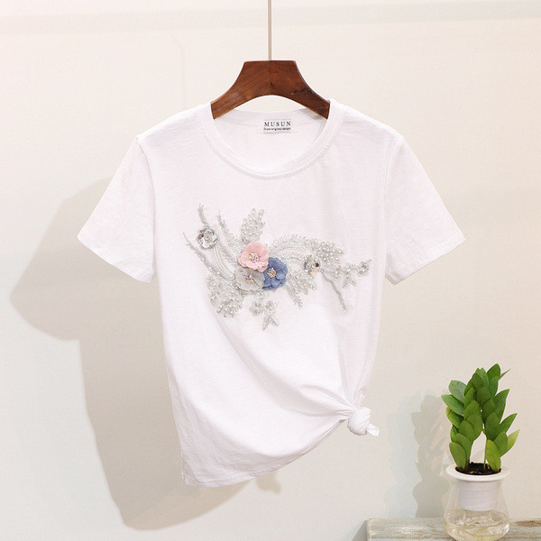 A rövid ujjú, gyöngy díszítésű női póló három színű