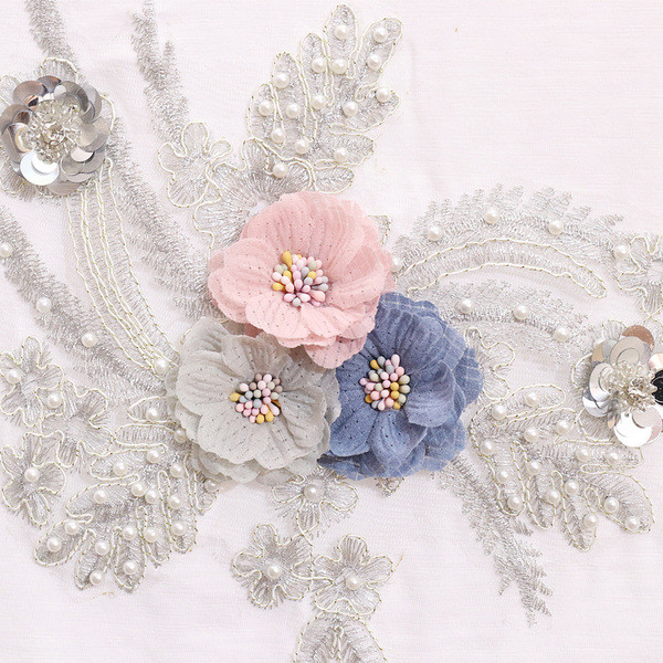 A rövid ujjú, gyöngy díszítésű női póló három színű