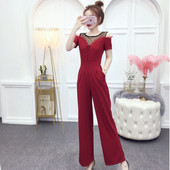 Modern női jumpsuit fekete és piros színben, vágott váll és rövid ujjú